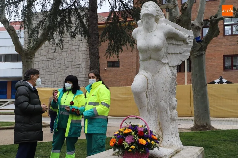 Foto 3 - Salamanca homenajea a la mujer con una ofrenda floral junto a la escultura &lsquo;Victoria&rsquo;&nbsp;