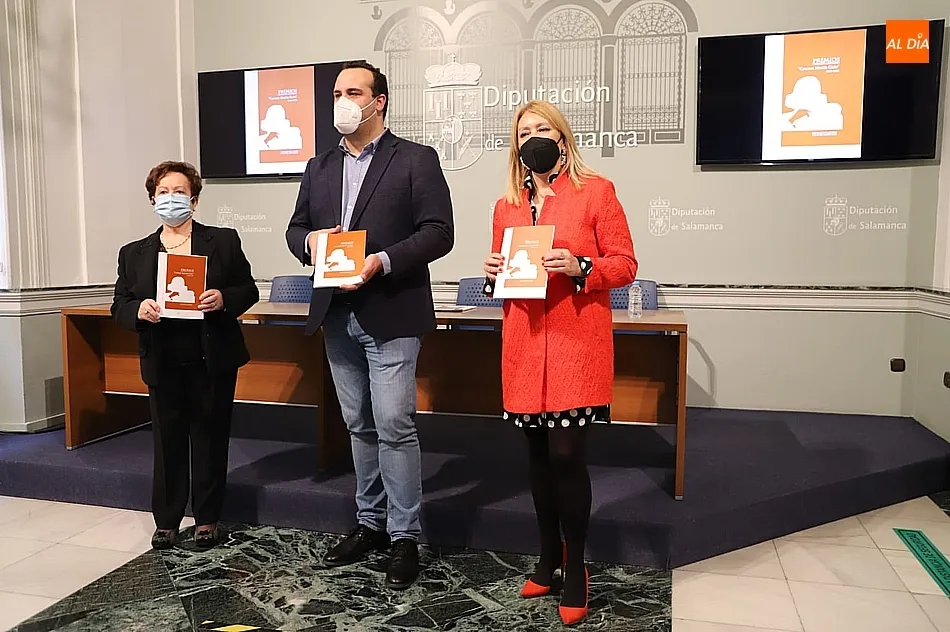 Foto 2 - La Asociaci&oacute;n de Mujeres de Lumbrales recoge en un libro las obras&nbsp;ganadoras del certamen...