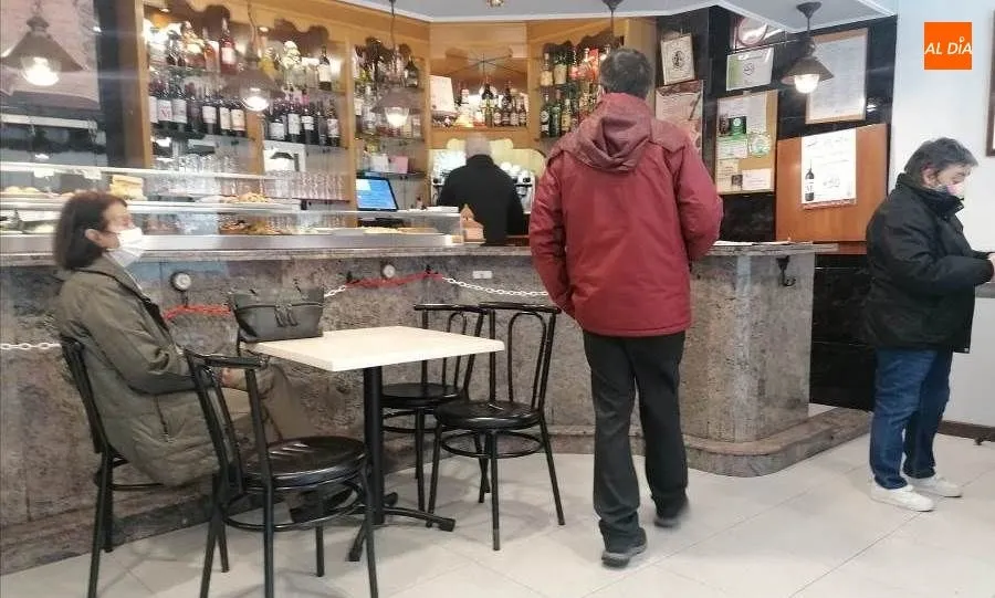Clientes en el interior de un establecimiento hostelero de Salamanca. Foto de Lydia González
