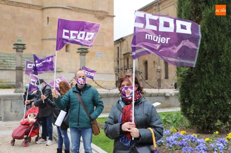 Foto 11 - CCOO ti&ntilde;e de morado la plaza de Anaya para reivindicar la igualdad entre hombres&nbsp; y mujeres