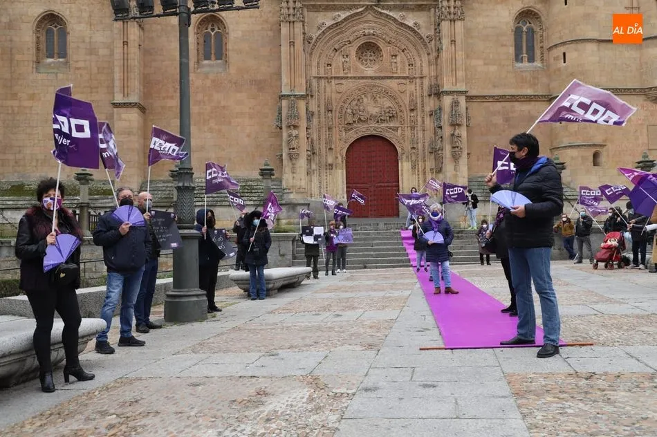 Foto 10 - CCOO ti&ntilde;e de morado la plaza de Anaya para reivindicar la igualdad entre hombres&nbsp; y mujeres