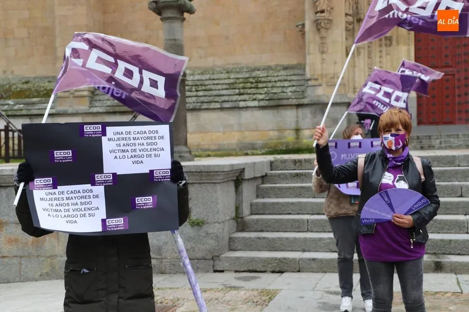 Foto 9 - CCOO ti&ntilde;e de morado la plaza de Anaya para reivindicar la igualdad entre hombres&nbsp; y mujeres