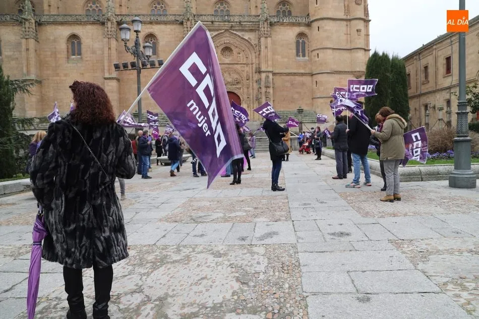Foto 7 - CCOO ti&ntilde;e de morado la plaza de Anaya para reivindicar la igualdad entre hombres&nbsp; y mujeres