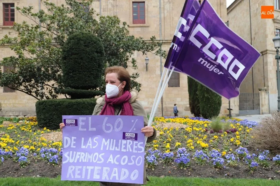 Foto 6 - CCOO ti&ntilde;e de morado la plaza de Anaya para reivindicar la igualdad entre hombres&nbsp; y mujeres