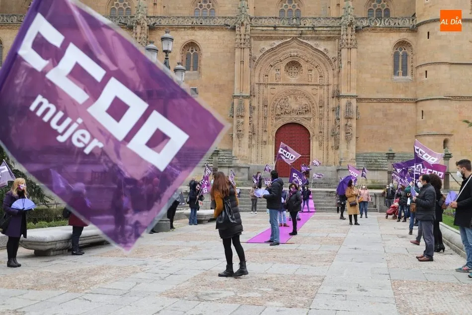 Foto 5 - CCOO ti&ntilde;e de morado la plaza de Anaya para reivindicar la igualdad entre hombres&nbsp; y mujeres