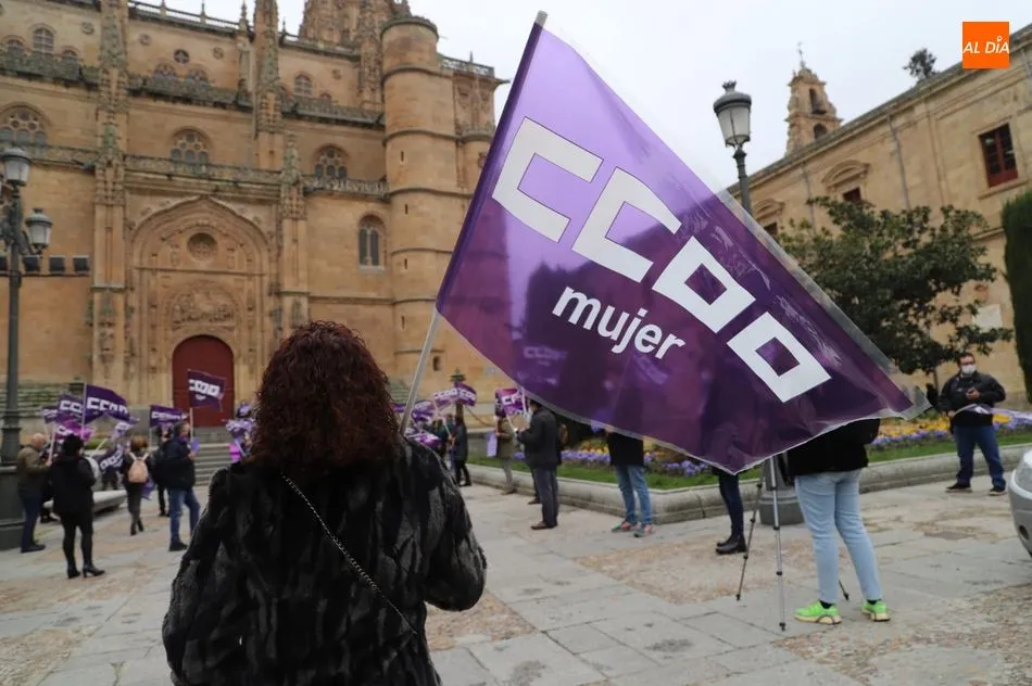 Foto 4 - CCOO ti&ntilde;e de morado la plaza de Anaya para reivindicar la igualdad entre hombres&nbsp; y mujeres