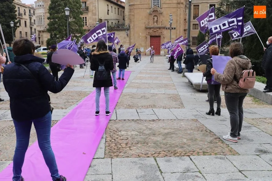 Foto 3 - CCOO ti&ntilde;e de morado la plaza de Anaya para reivindicar la igualdad entre hombres&nbsp; y mujeres