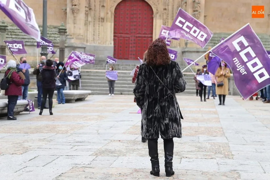 Foto 2 - CCOO ti&ntilde;e de morado la plaza de Anaya para reivindicar la igualdad entre hombres&nbsp; y mujeres