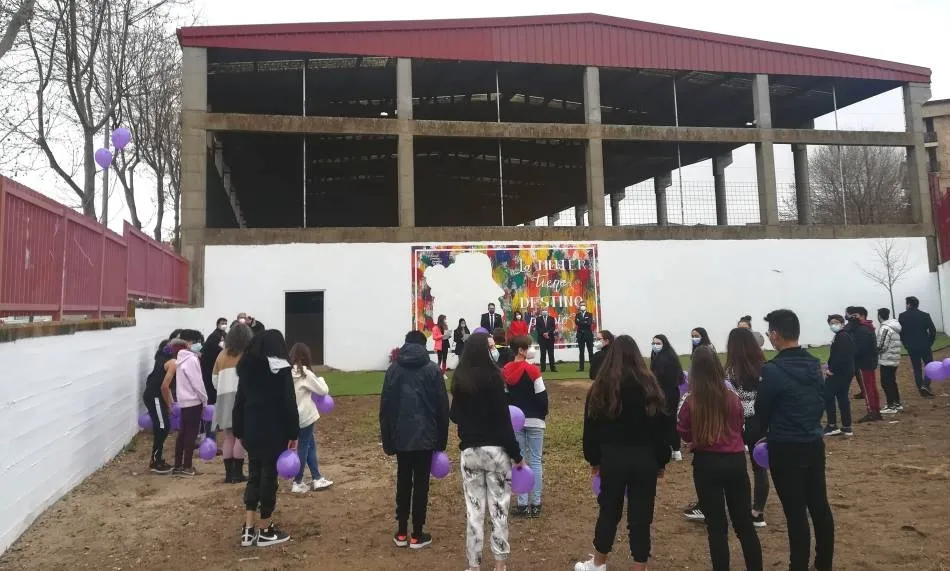 Foto 2 - Nuevo mural homenaje a Emilia Pardo Baz&aacute;n en el IES Venancio Blanco