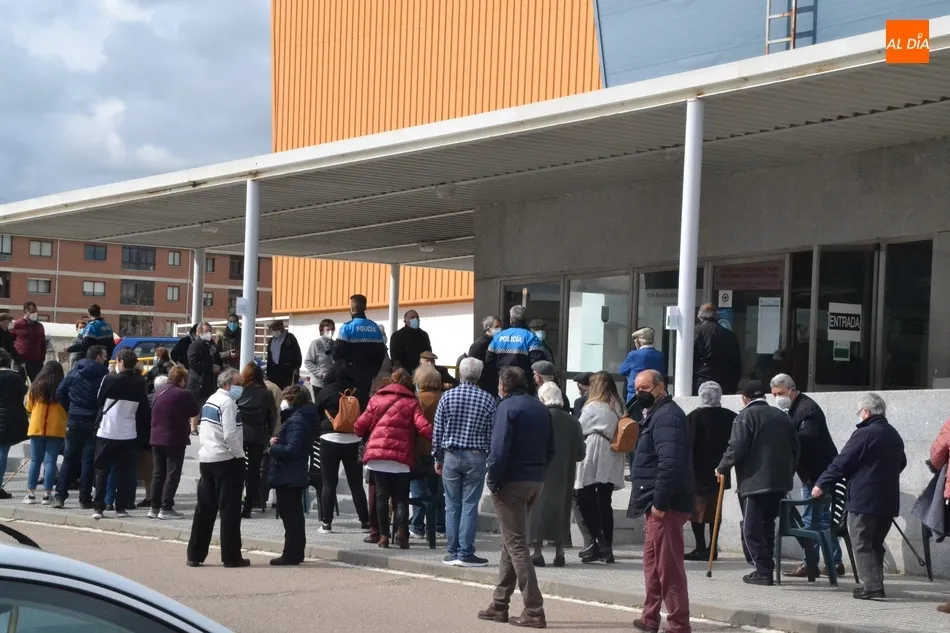 Foto 11 - Enorme indignaci&oacute;n en la segunda jornada de vacunaci&oacute;n masiva en Ciudad Rodrigo  