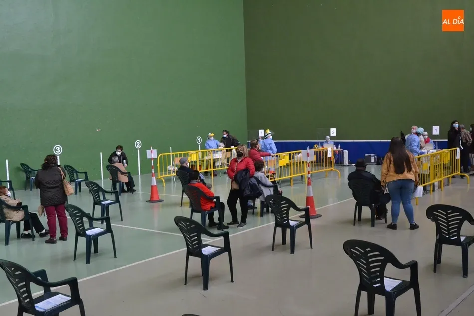 Foto 7 - Enorme indignaci&oacute;n en la segunda jornada de vacunaci&oacute;n masiva en Ciudad Rodrigo  