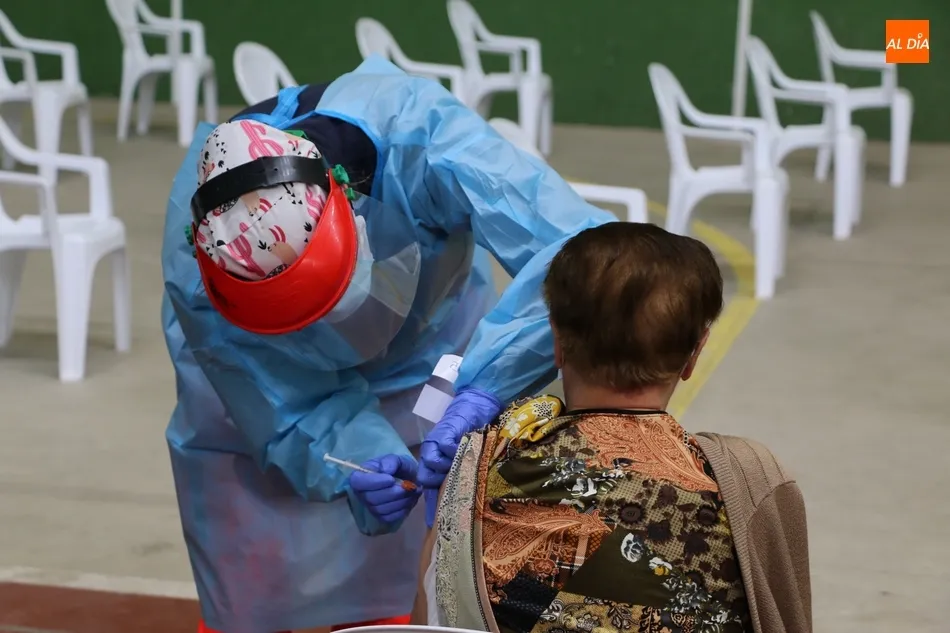 Vacunación frente al coronavirus en Vitigudino. Foto de archivo
