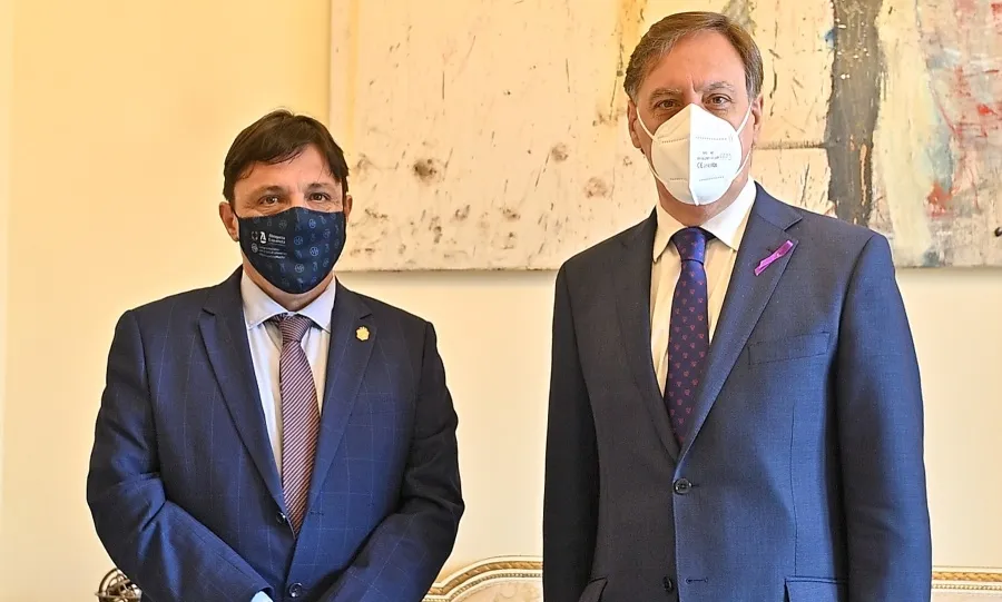 El alcalde de Salamanca, Carlos García Carbayo, a la derecha, junto al nuevo decano del Colegio Oficial de Abogados, Javier Román