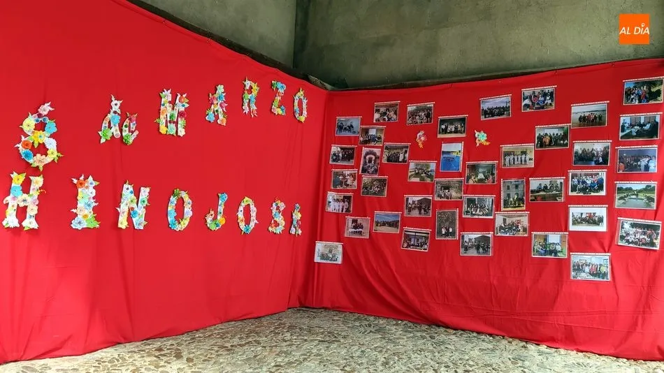 El mural conmemorativo se ha instalado al aire libre en El Corralito