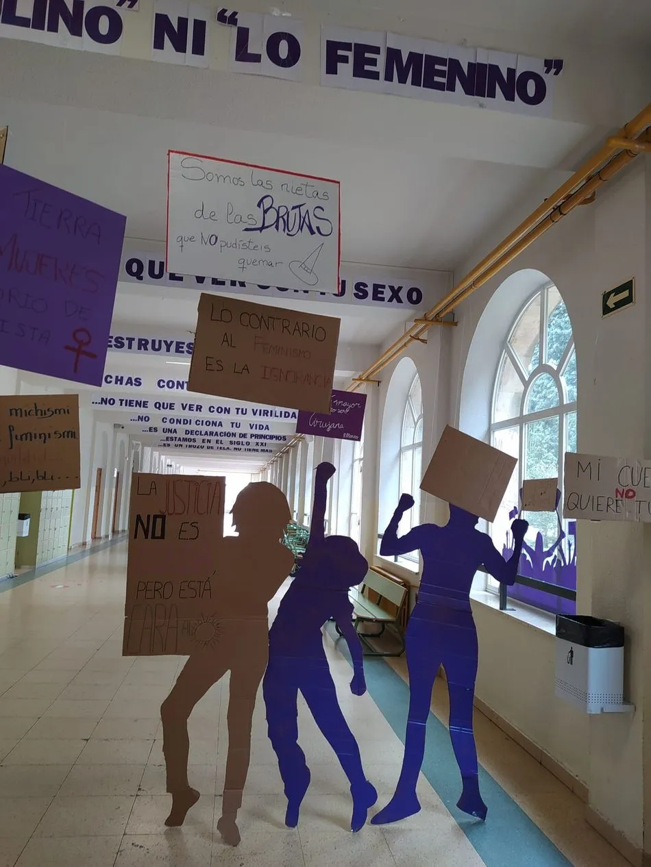 Foto 2 - Los alumnos del IES Fernando de Rojas se suman al D&iacute;a Internacional de la Mujer