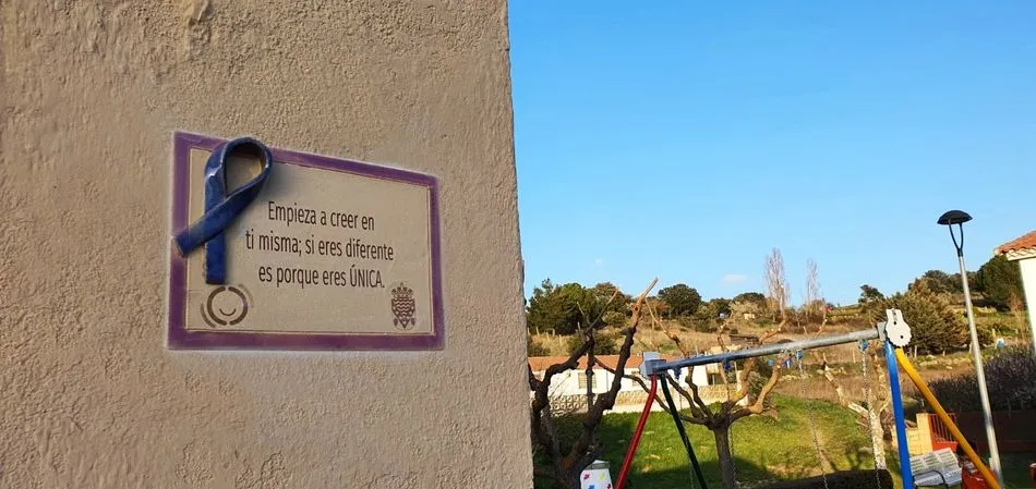 Vega de Tirados homenajea a las mujeres decorando el municipio con placas de cerámica con citas...