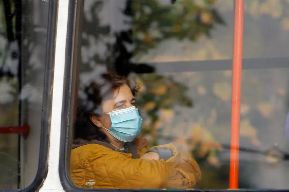 Una mujer con mascarilla