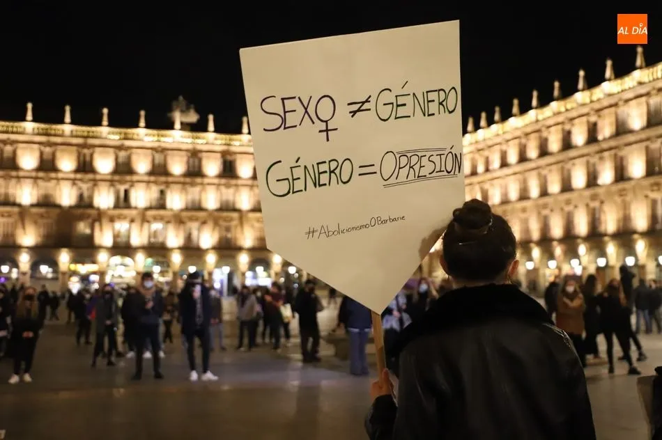 Foto 7 - 8M en Salamanca, tambi&eacute;n en la calle con mascarilla y medidas anti-Covid19