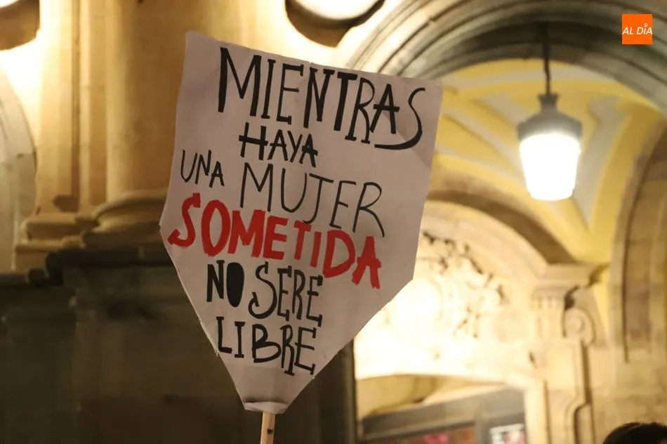 Foto 3 - 8M en Salamanca, tambi&eacute;n en la calle con mascarilla y medidas anti-Covid19