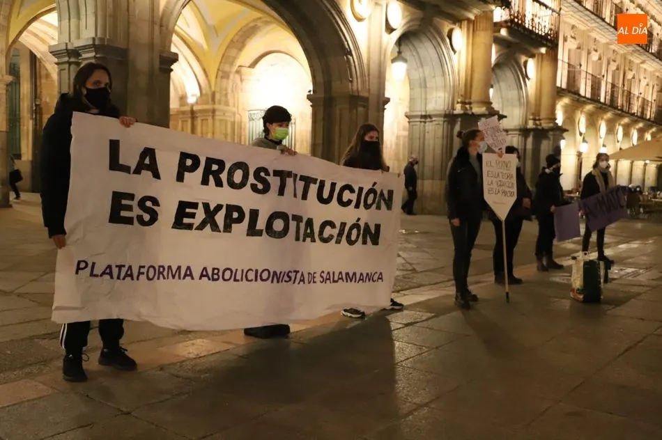 Foto 2 - 8M en Salamanca, tambi&eacute;n en la calle con mascarilla y medidas anti-Covid19