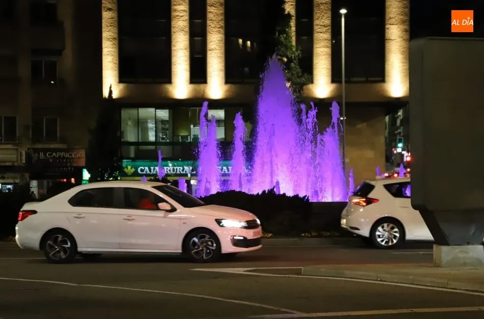Foto 2 - La fuente de la Puerta Zamora, iluminada de violeta&nbsp;