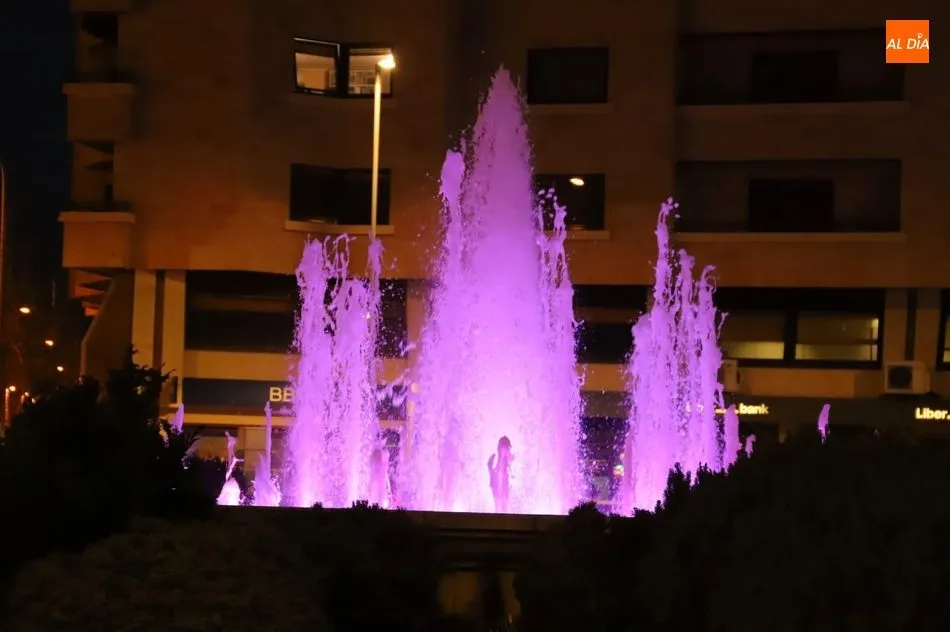 La fuente de la Puerta Zamora, iluminada de violeta. Fotos: Lydia González