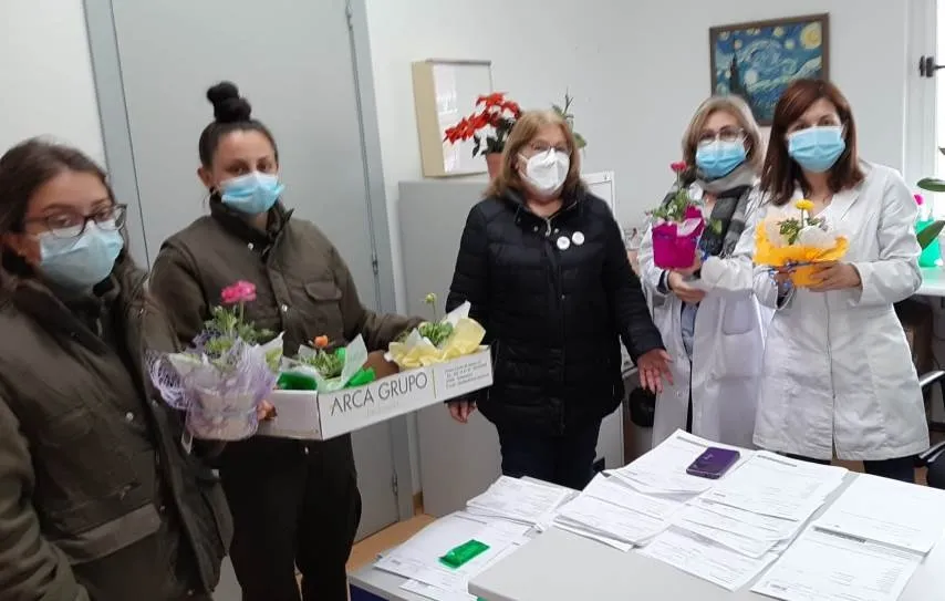 Foto 3 - Terradillos celebra el D&iacute;a de la Mujer con flores y un gran lazo morado