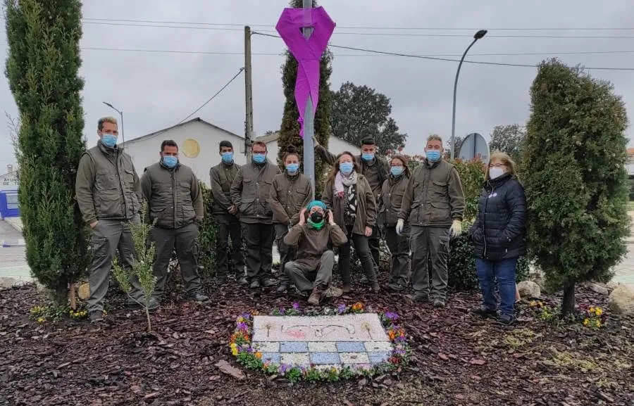 Rotonda de Terradillos adornada con un gran lazo morado para conmemorar el Día de la Mujer