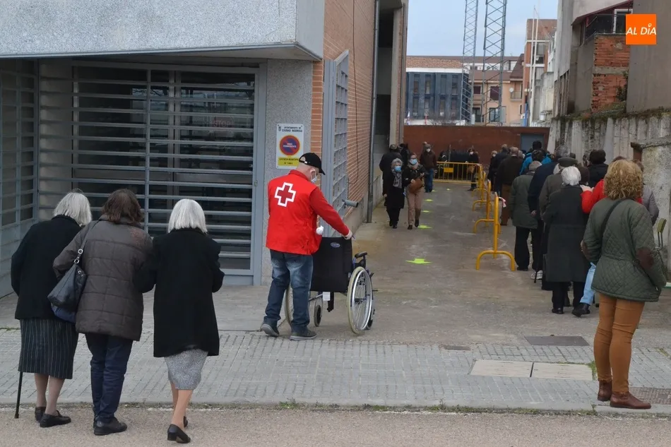 Cola para la vacunación masiva en Ciudad Rodrigo. Foto de archivo