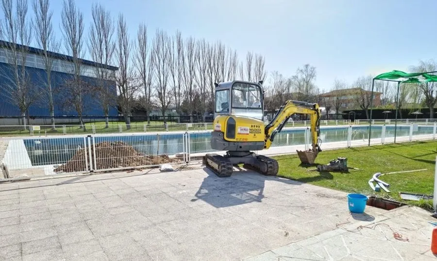Esta es solo la primera de las actuaciones que tiene previsto el Consistorio, pues como todos los años, también se preveen otras para poner a punto el recinto de la piscina