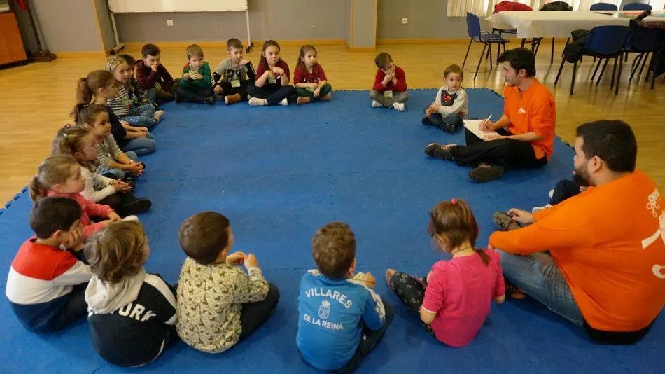 Foto de archivo de un taller de animación a la lectura para los niños de Villares de la Reina, antes de la pandemia