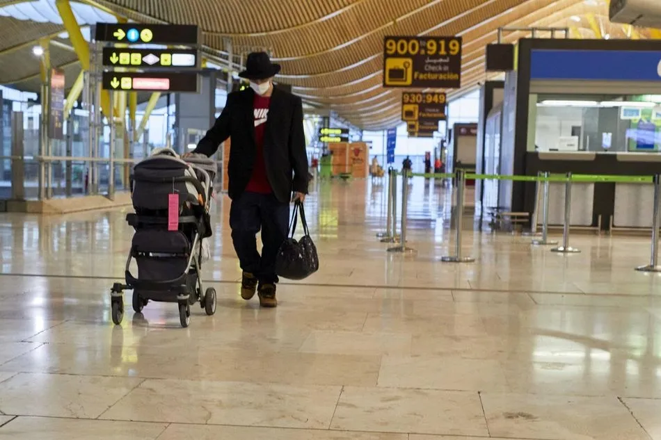 Un hombre camina por la terminal T4 del Aeropuerto Adolfo Suárez Madrid-Barajas. Foto: EP
