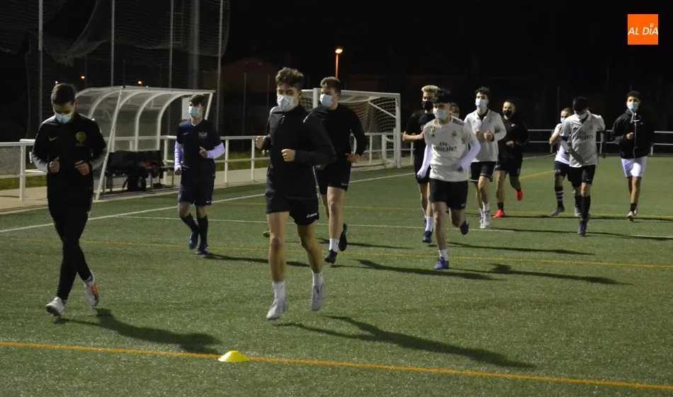 Primer entrenamiento en la tarde del lunes del equipo Juvenil del Ciudad Rodrigo CF