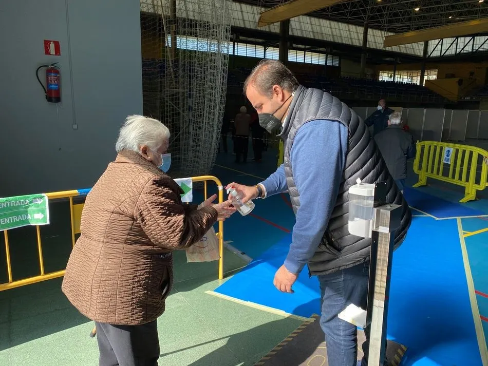 Foto 6 - Contin&uacute;a la vacunaci&oacute;n de mayores en el pabell&oacute;n deportivo de Guijuelo