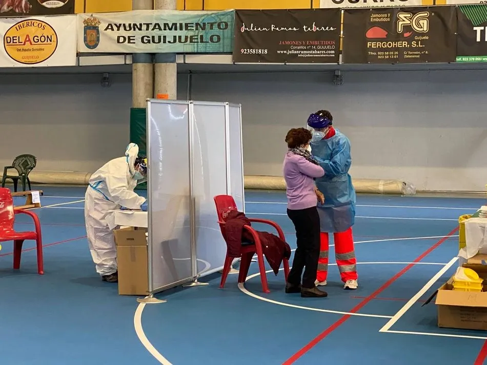 Foto 5 - Contin&uacute;a la vacunaci&oacute;n de mayores en el pabell&oacute;n deportivo de Guijuelo
