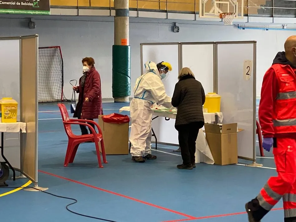 Foto 4 - Contin&uacute;a la vacunaci&oacute;n de mayores en el pabell&oacute;n deportivo de Guijuelo