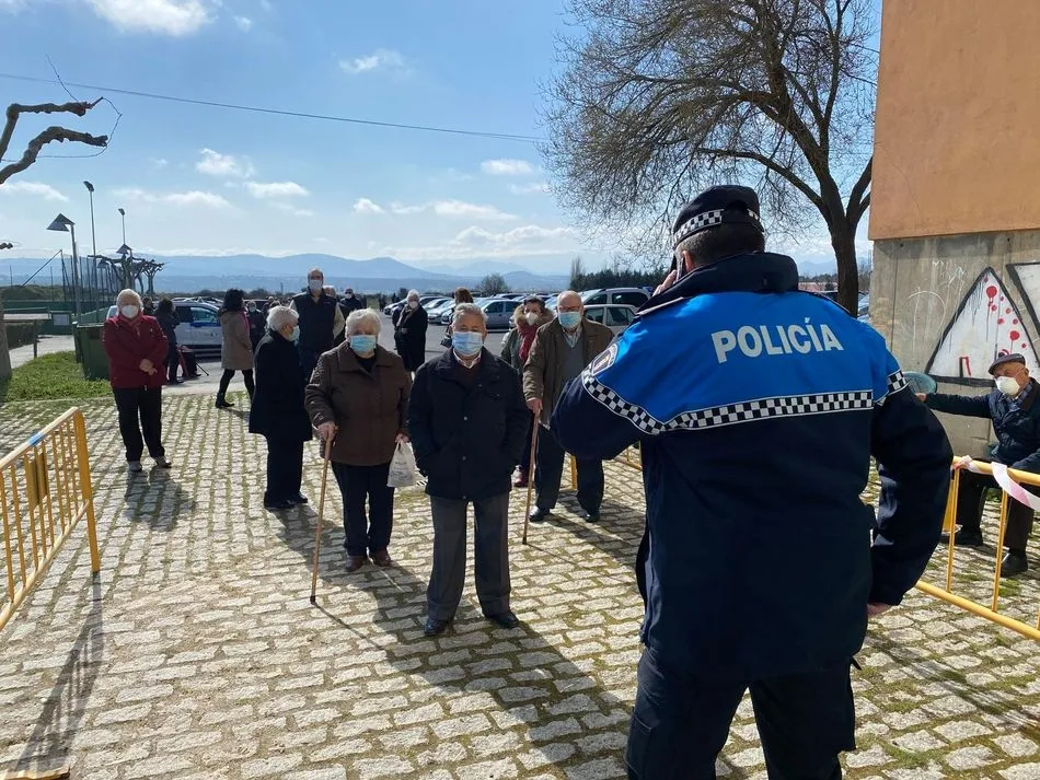 Foto 3 - Contin&uacute;a la vacunaci&oacute;n de mayores en el pabell&oacute;n deportivo de Guijuelo