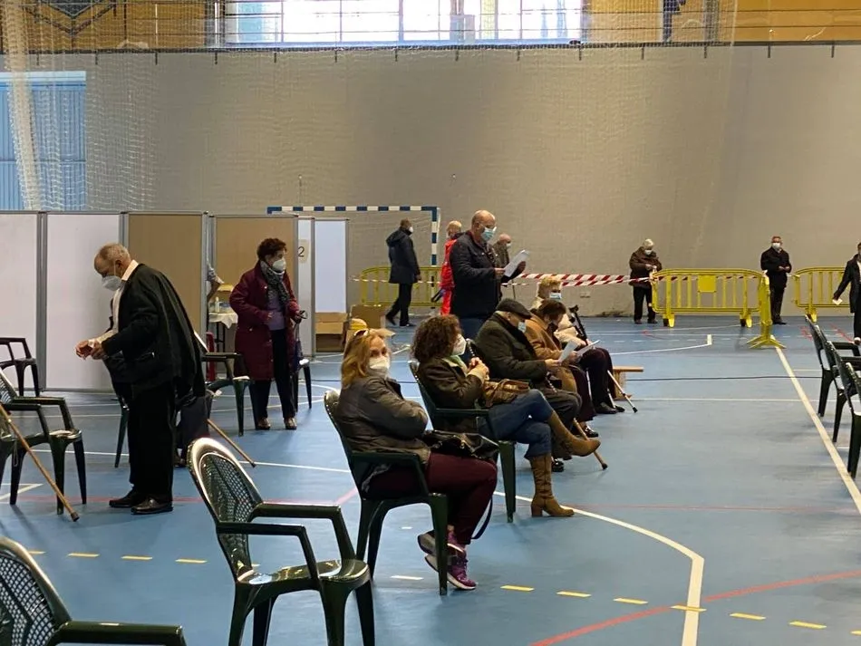 Foto 2 - Contin&uacute;a la vacunaci&oacute;n de mayores en el pabell&oacute;n deportivo de Guijuelo