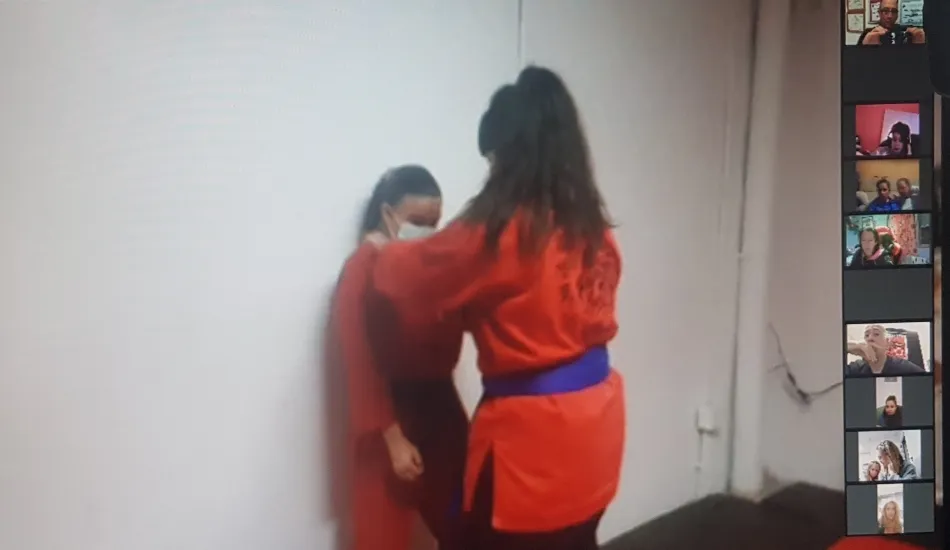 Un total de 38 mujeres participan en un taller online de defensa personal