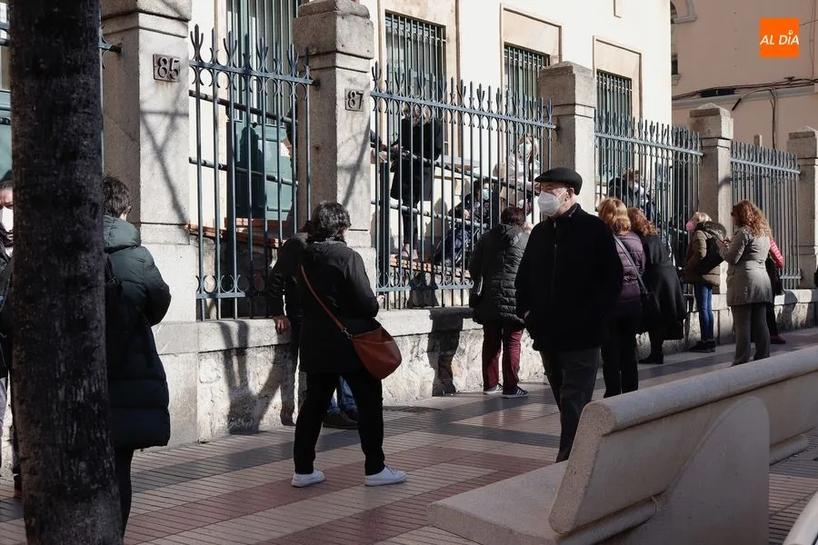 Foto 9 - Colas en el&nbsp;centro de mayores del Paseo de la Estaci&oacute;n, con motivo de los turnos de vacunaci&oacute;n...