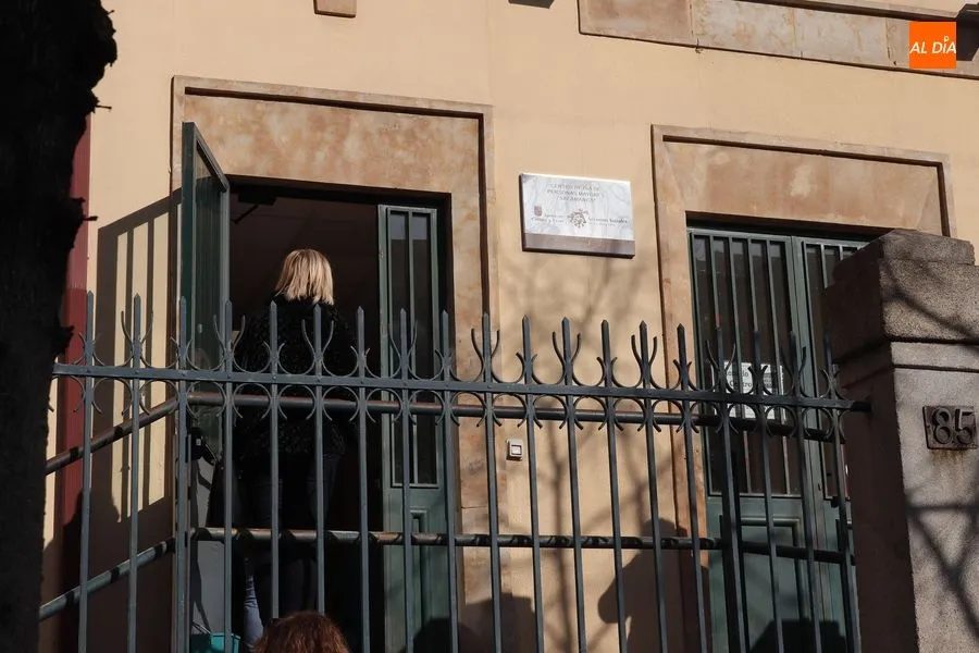 Foto 7 - Colas en el&nbsp;centro de mayores del Paseo de la Estaci&oacute;n, con motivo de los turnos de vacunaci&oacute;n...
