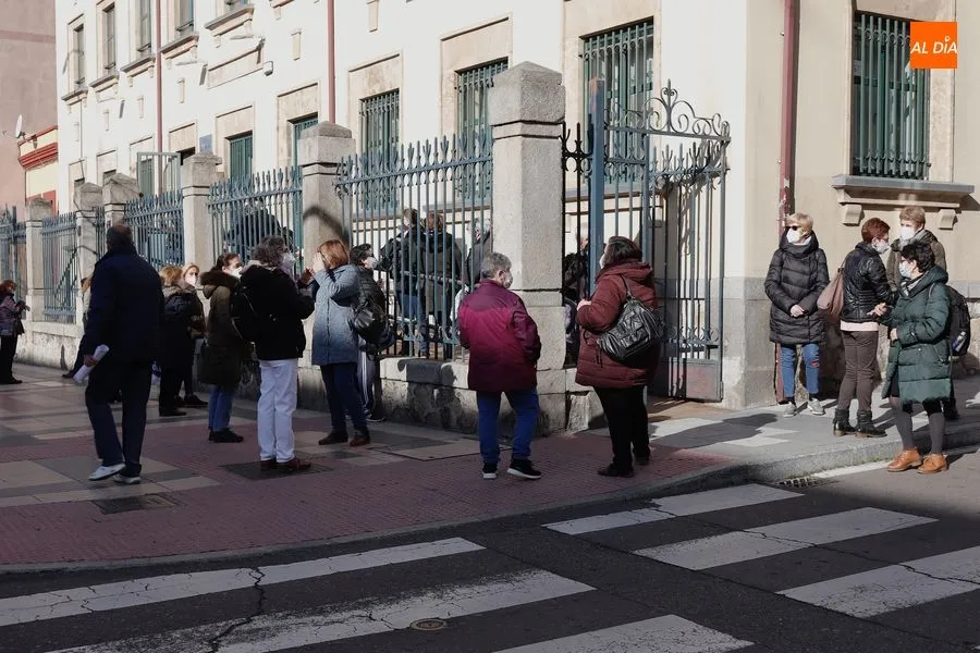 Foto 5 - Colas en el&nbsp;centro de mayores del Paseo de la Estaci&oacute;n, con motivo de los turnos de vacunaci&oacute;n...