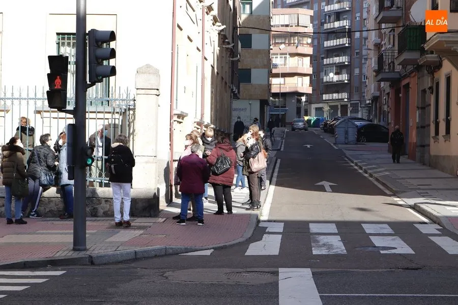 Foto 4 - Colas en el&nbsp;centro de mayores del Paseo de la Estaci&oacute;n, con motivo de los turnos de vacunaci&oacute;n...