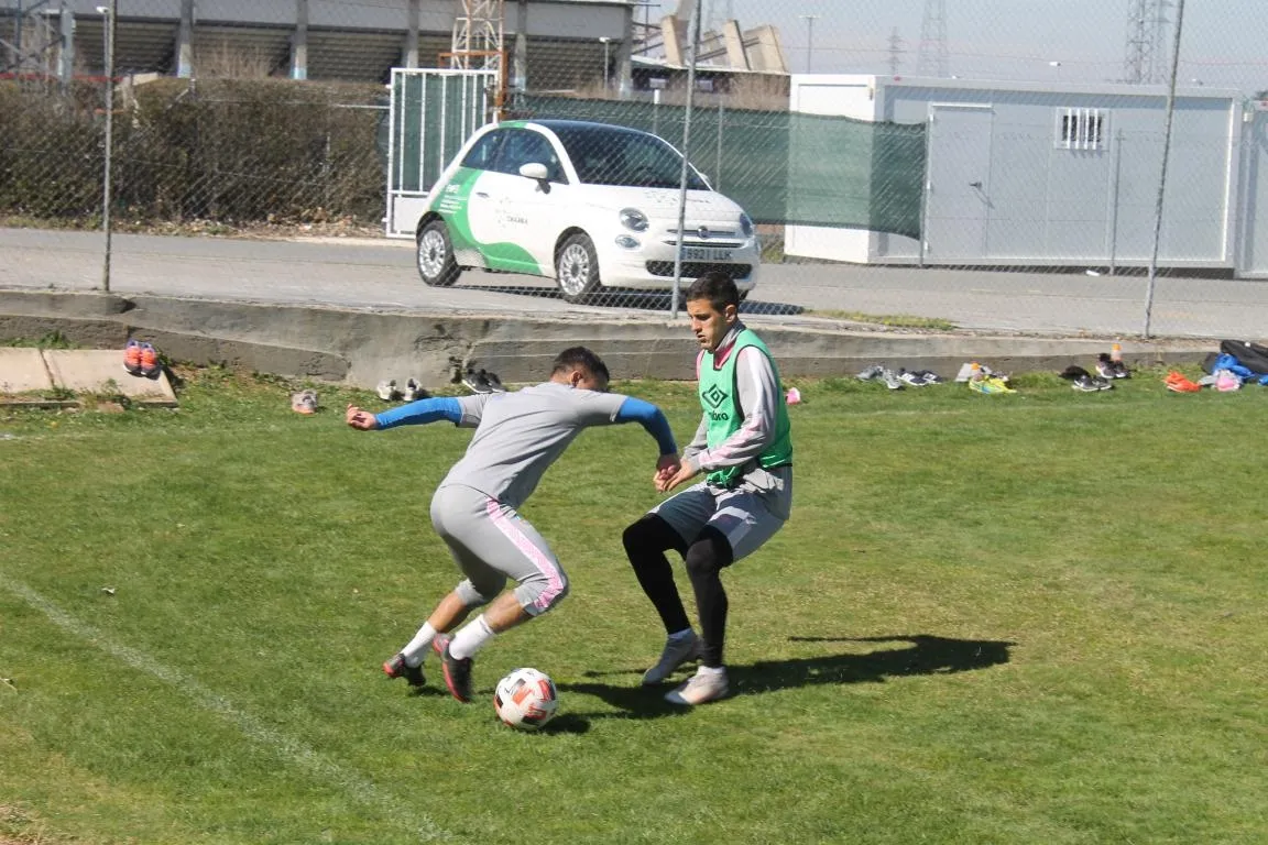 Foto 9 - Juancho deja buenas sensaciones en el primer entrenamiento del Salamanca para el derbi con...