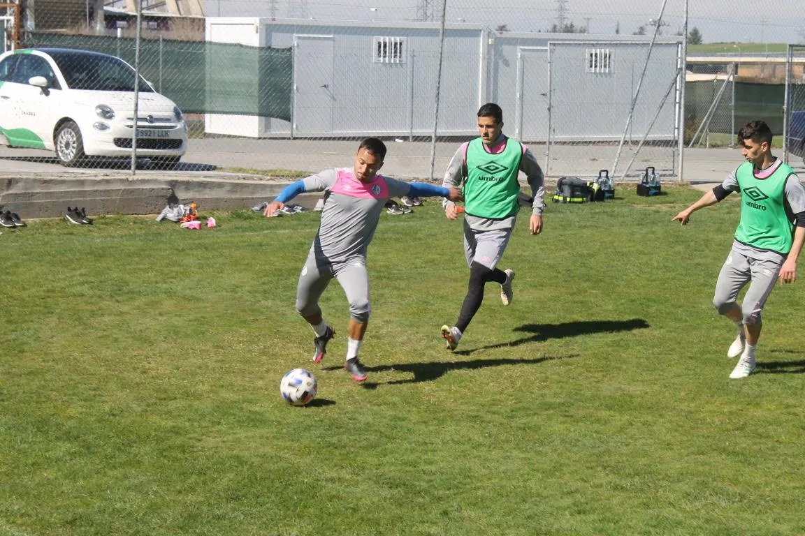 Foto 8 - Juancho deja buenas sensaciones en el primer entrenamiento del Salamanca para el derbi con...