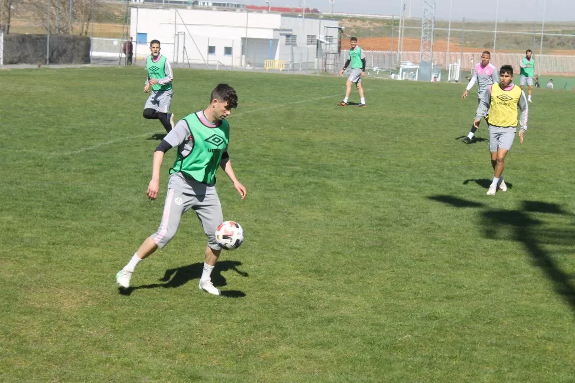 Foto 7 - Juancho deja buenas sensaciones en el primer entrenamiento del Salamanca para el derbi con...