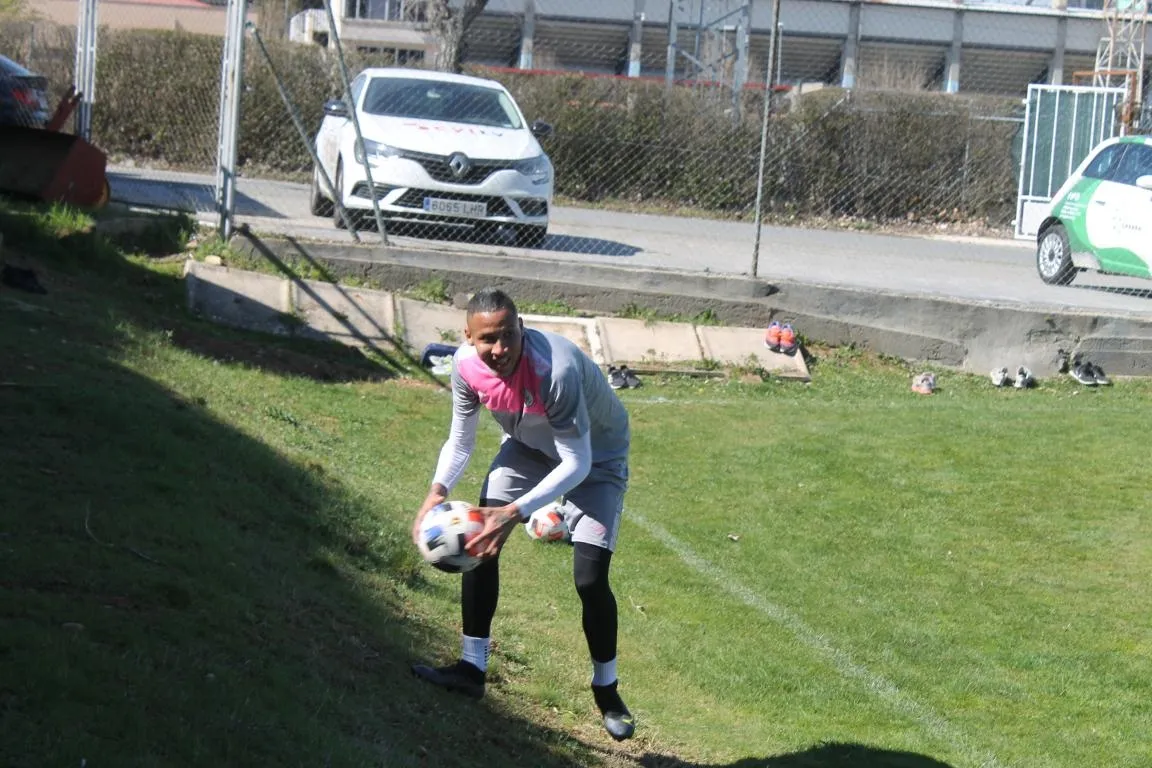 Foto 3 - Juancho deja buenas sensaciones en el primer entrenamiento del Salamanca para el derbi con...