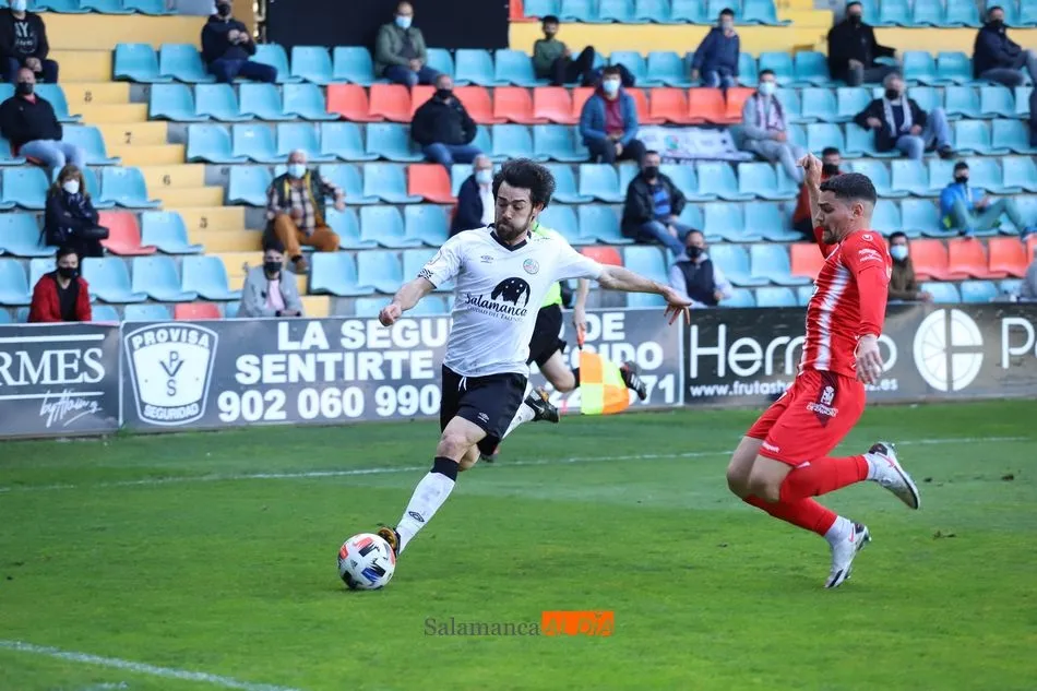 Javi Navas pelea con Crespo por un balón