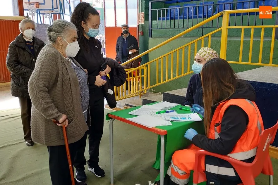 Foto 10 - Hoy ha sido el turno de vacunaci&oacute;n para mayores de 85 a&ntilde;os y Polic&iacute;a Local y Nacional