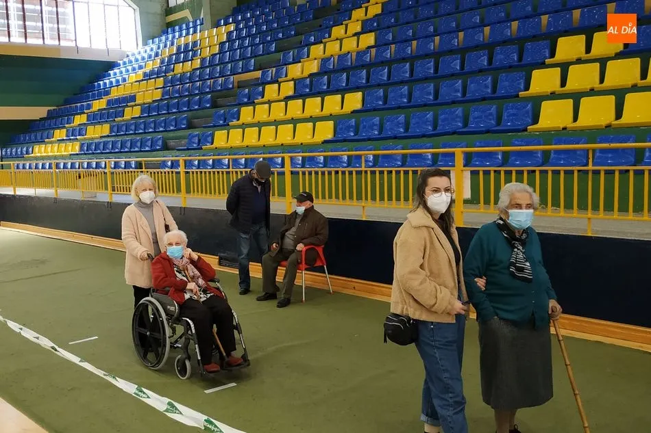 Foto 5 - Hoy ha sido el turno de vacunaci&oacute;n para mayores de 85 a&ntilde;os y Polic&iacute;a Local y Nacional
